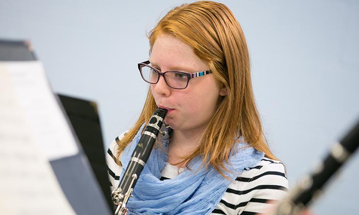 演奏单簧管的学生